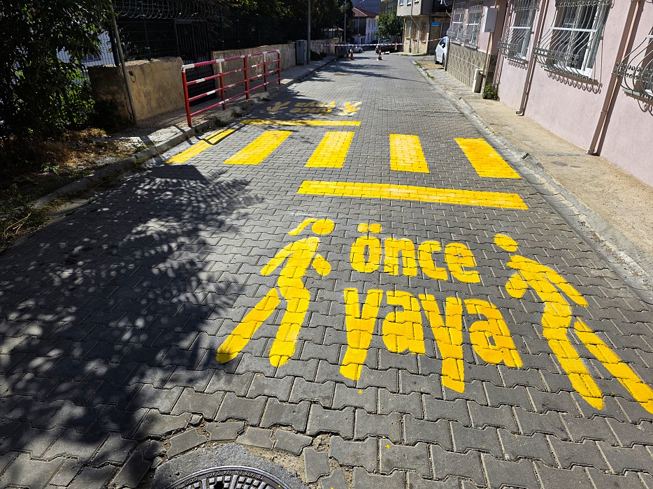 MALKARA’DA OKUL YOLLARINDA GÜVENLİK ÖN PLANDA: YAYA GEÇİTLERİ YENİLENDİ