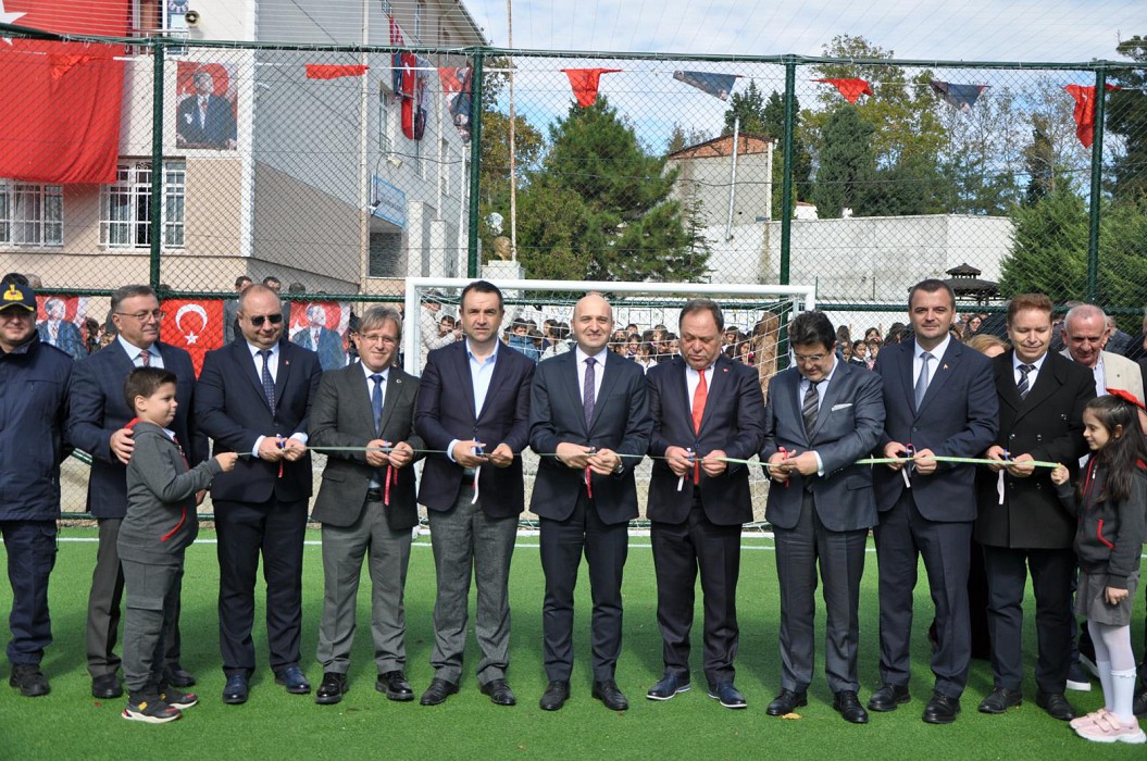MALKARA’DA ÜÇ OKULA HALI SAHA KAZANDIRILDI