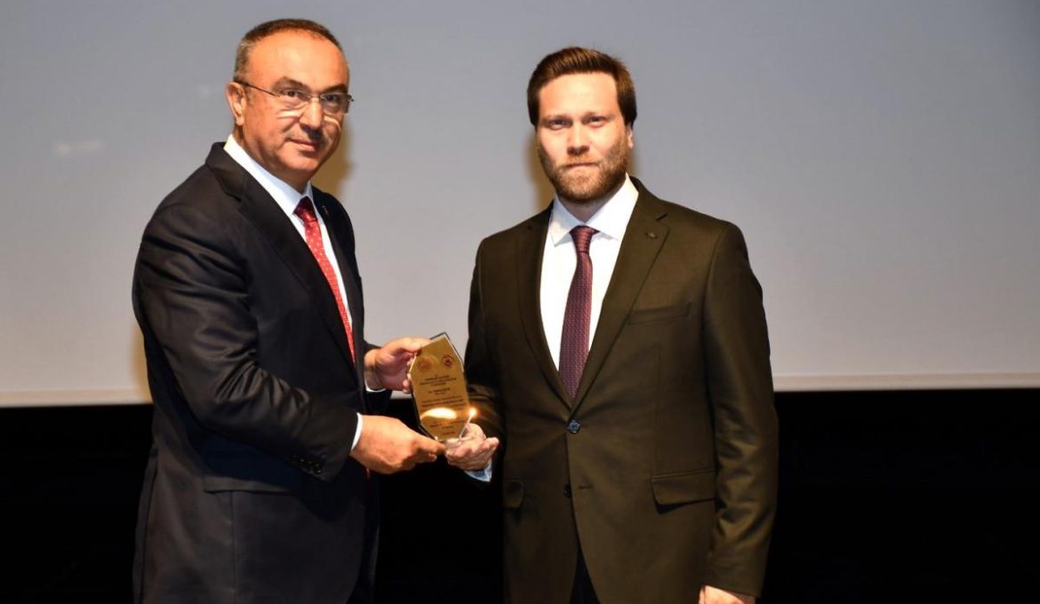 ÖĞR. GÖR. YARKIN ÇELİK DİJİTAL BAĞIMLILIK ÇAĞINDA BİREY VE AİLE KONFERANSINDA KONUŞTU