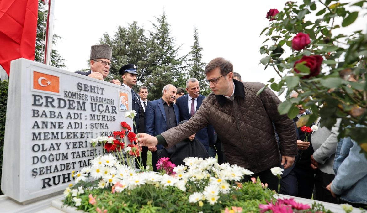 ŞEHİDİMİZİ KABRİ BAŞINDA ANDIK
