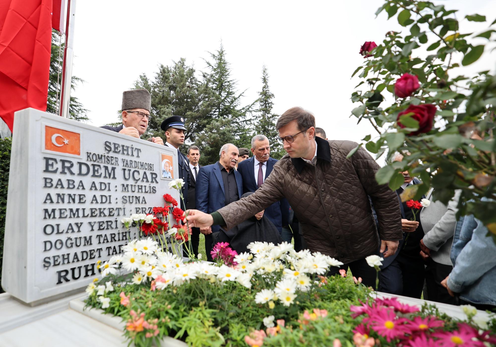 ŞEHİDİMİZİ KABRİ BAŞINDA ANDIK