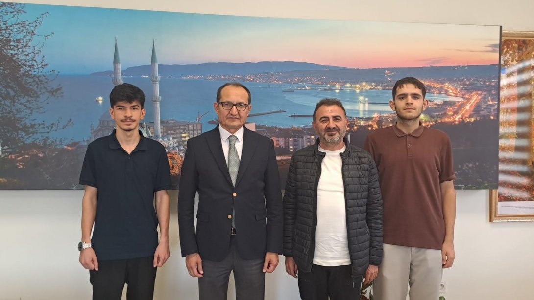 Tekirdağ İnsanî Yardım Derneği Başkanı Süleyman Çalışkan ve Yönetim Üyeleri İlçe Millî Eğitim Müdürümüz Fahri Kırmızı'yı Makamında Ziyaret Etti