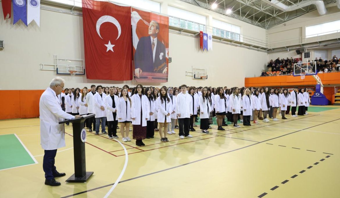 TEKİRDAĞ NKÜ TIP FAKÜLTESİ GELENEKSEL BEYAZ ÖNLÜK GİYME TÖRENİ GERÇEKLEŞTİ