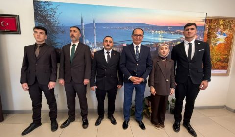 Ülkü Ocakları İlçe Başkanı Alican Ulukaya İlçe Milli Eğitim Müdürü Fahri Kırmızı'yı Makamında Ziyaret etti