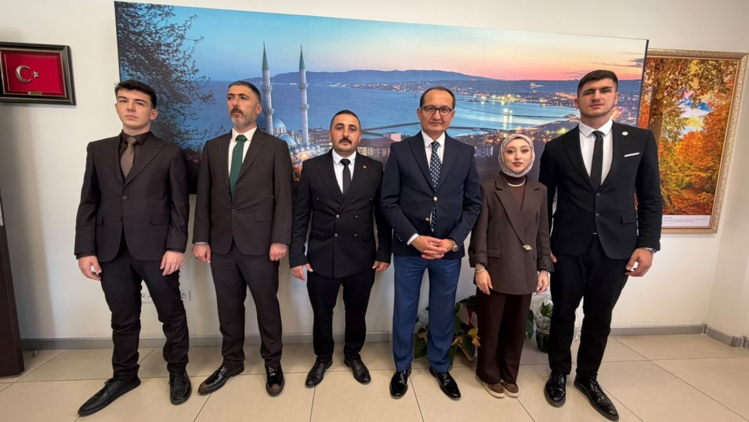Ülkü Ocakları İlçe Başkanı Alican Ulukaya İlçe Milli Eğitim Müdürü Fahri Kırmızı'yı Makamında Ziyaret etti