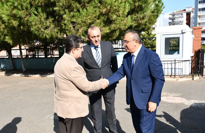 Vali Soytürk Şehit Halil Tuna Akgöz İlkokulu’nu Ziyaret Ederek Öğrencilerle Bir Araya Geldi