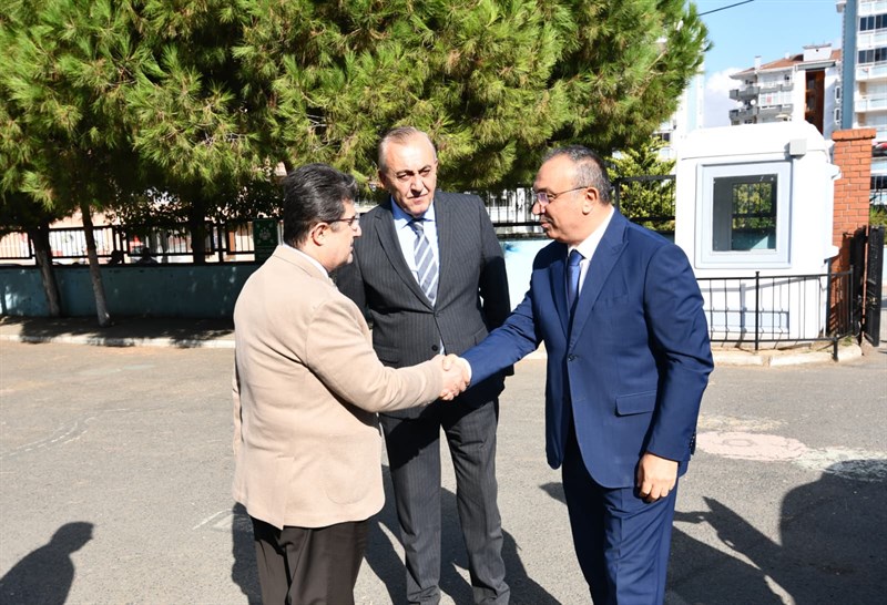 Vali Soytürk Şehit Halil Tuna Akgöz İlkokulu’nu Ziyaret Ederek Öğrencilerle Bir Araya Geldi